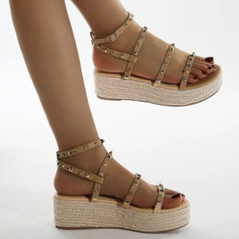 Pyramid stud platform sandals size 9 Eur 40 in perfect condition w/ easy tie